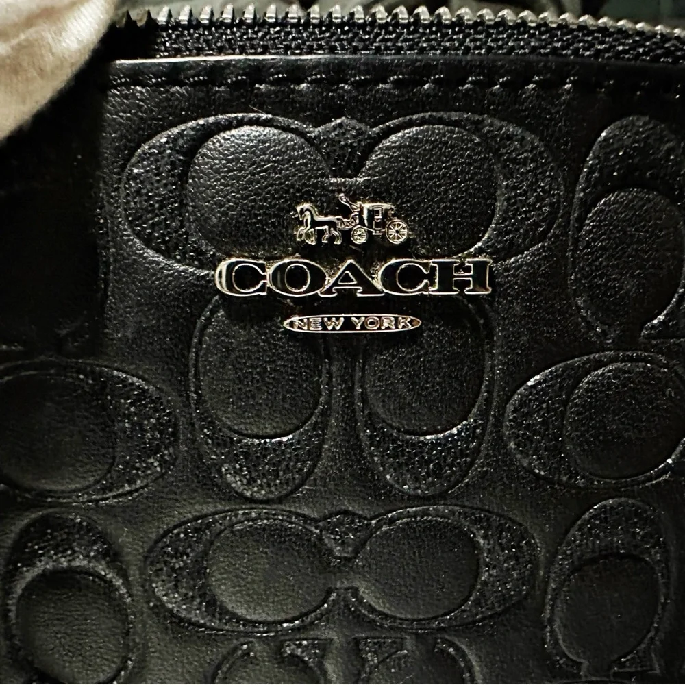 Coach Embossed Black Wristlet new without tags - Picture 6 of 17